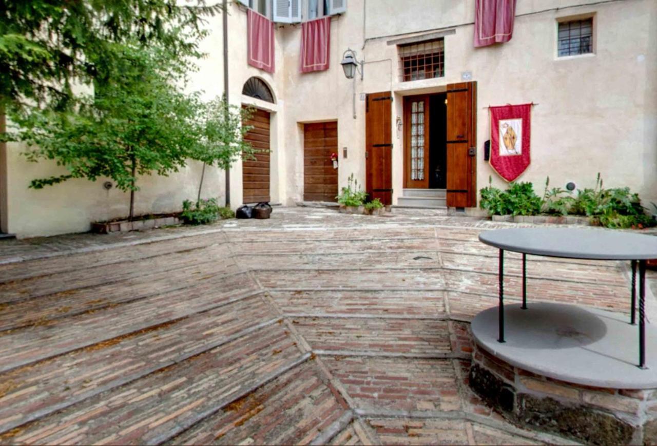 Апартаменти Vescovado 7 Губбіо Екстер'єр фото